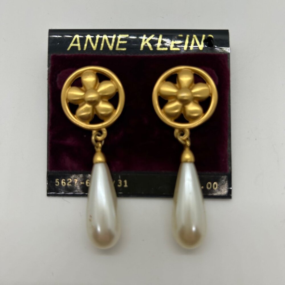Vintage Anne Klein Gold Flower Round Stud Earrings With White Faux Pearl Drops - Picture 8 of 10